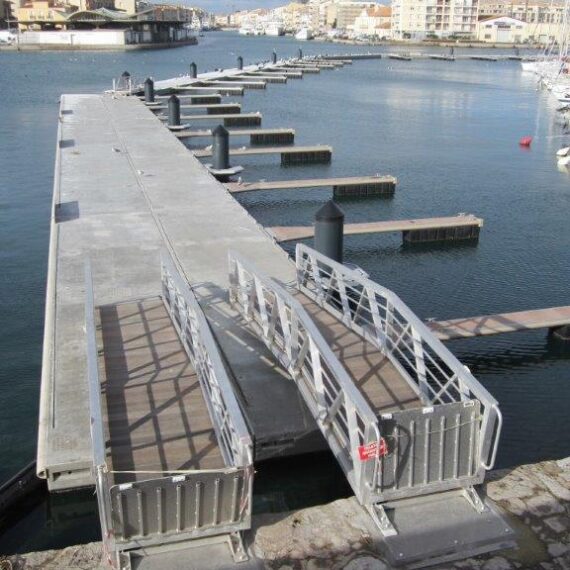 Port Sud de France – Sète: Rompeolas flotante y pantalán de recepción de vedettes
