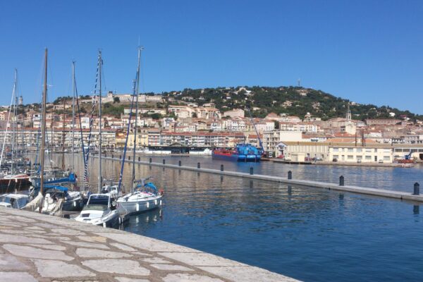 Port Sud de France – Sète: Rompeolas flotante y pantalán de recepción de vedettes