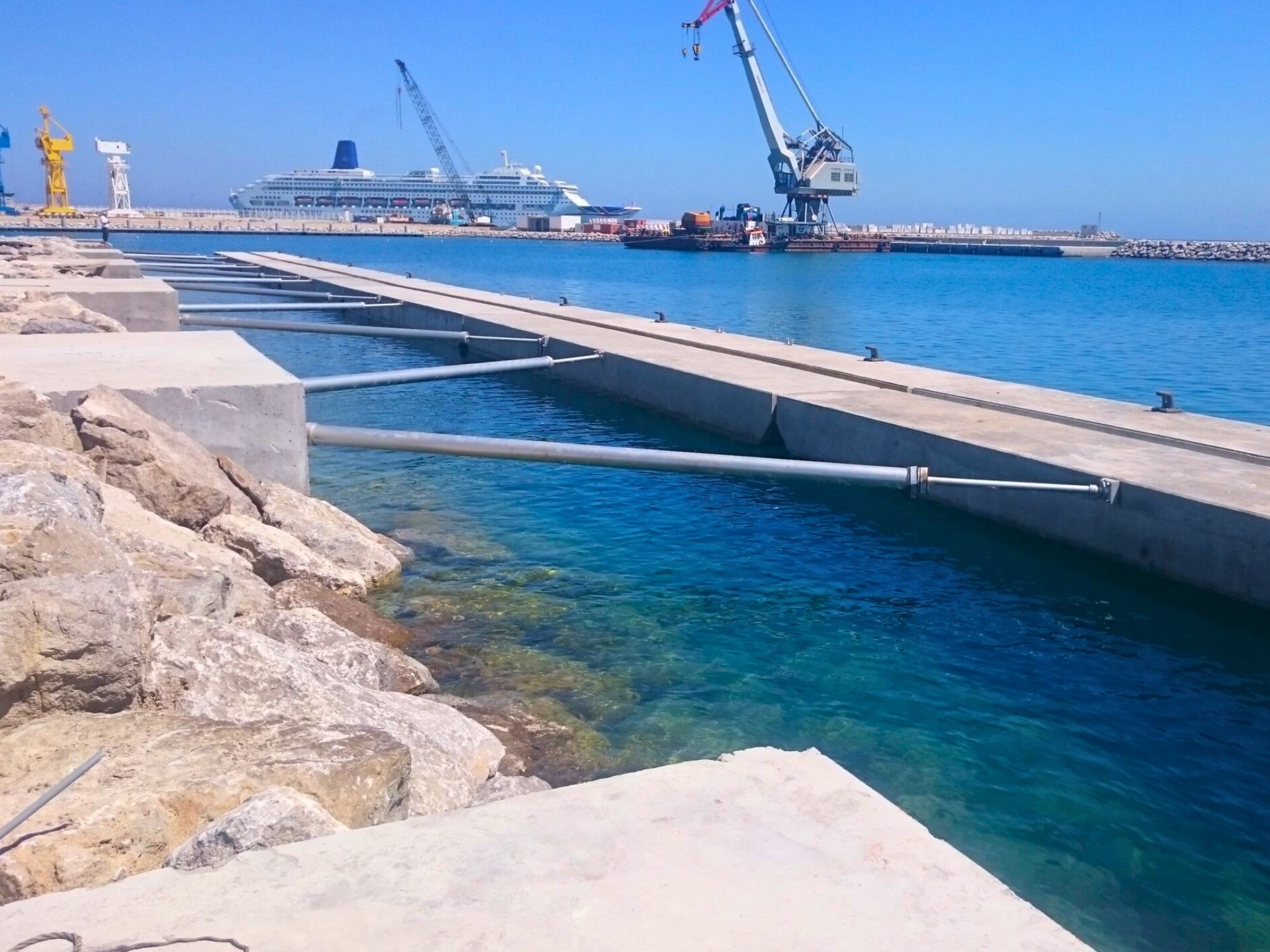 Las bielas amortiguadoras se utilizan para la fijación de estructuras flotantes en paralelo a muelles o escolleras, sustituyendo a los sistemas tradicionales de brazos de amarre rígidos