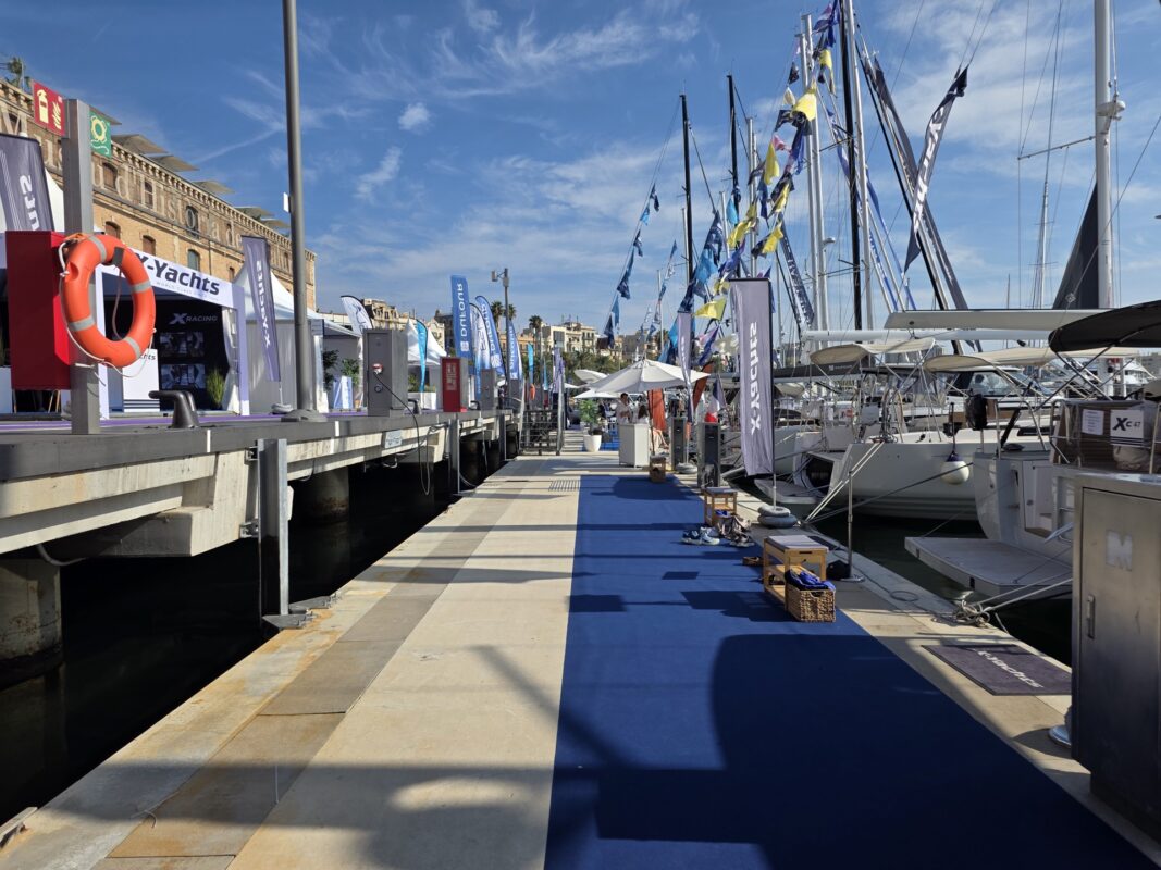 Pantalán flotante de hormigón MSI en Marina Port Vell con veleros amarrados durante el Salón Náutico de Barcelona