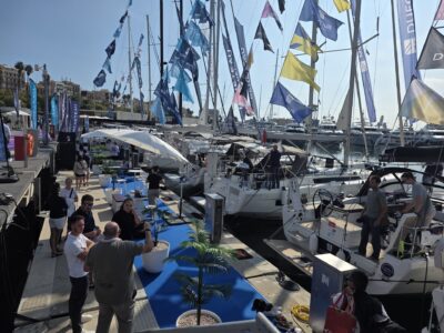 Visitantes del Salón Náutico de Barcelona sobre un pantalán flotante de hormigón MSI en Marina Port Vell
